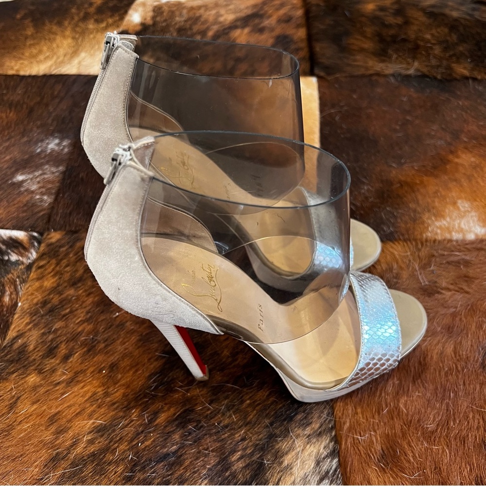 Taylor Swift: Christian Louboutin “Dufoura” Sandals in Smoke/Silver/White - Picture 6 of 15